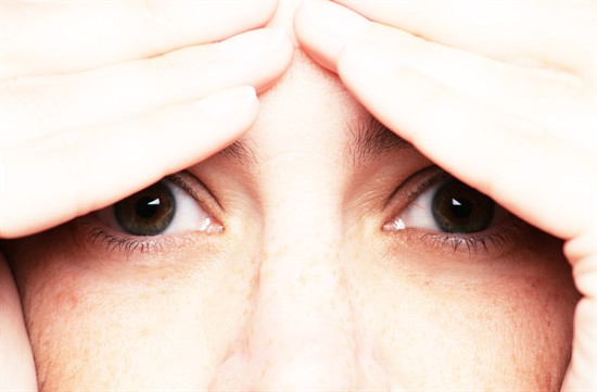 Por que acordamos com os olhos inchados?